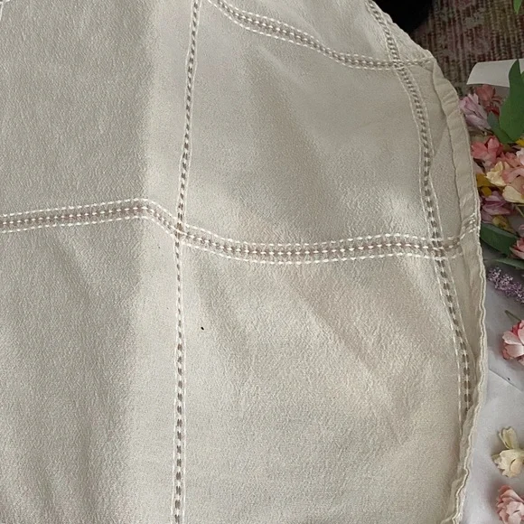 Tan and beige tablecloth 58 x 72 oval. Cotton Blend w/embroidery. EC. - Picture 8 of 14